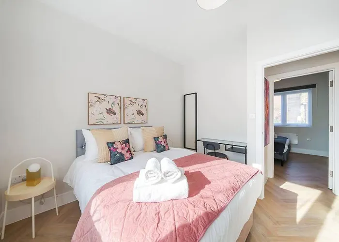 Cosy Tooting Retreat: 2-Bed Gem