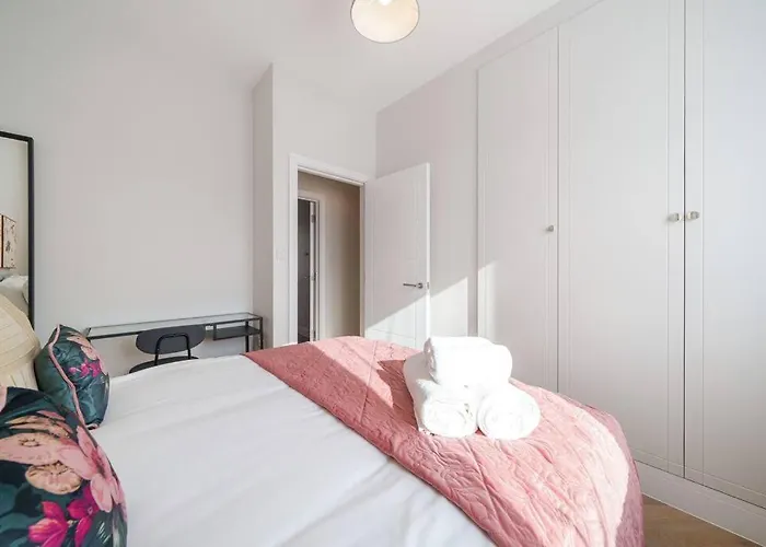 Cosy Tooting Retreat: 2-Bed Gem