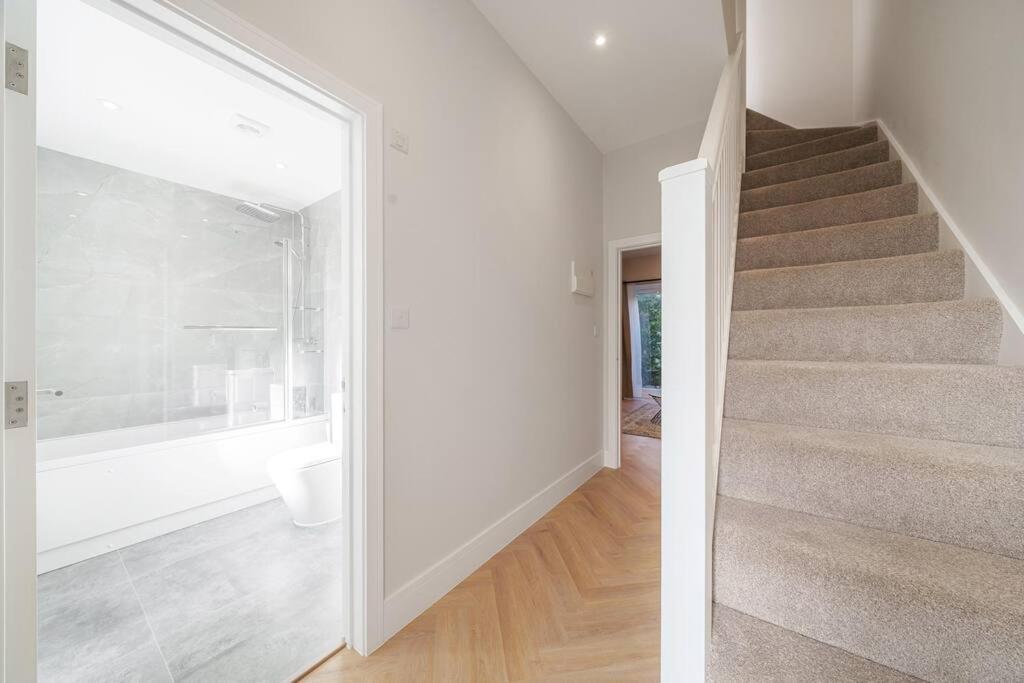 Cosy Tooting Retreat: 2-bed Gem Апартаменты *