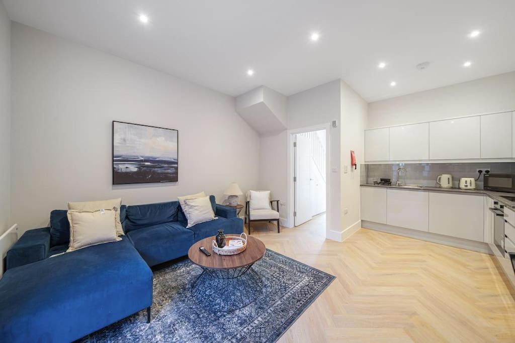 Cosy Tooting Retreat: 2-bed Gem Апартаменты Лондон